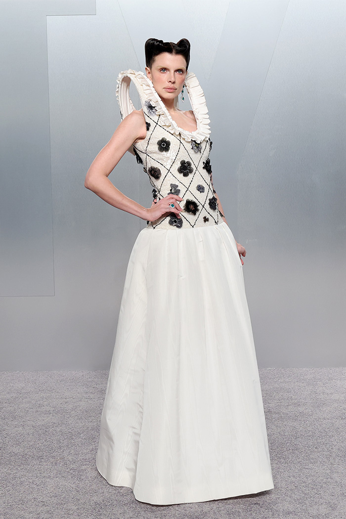 Julia Fox’s Bold Brows