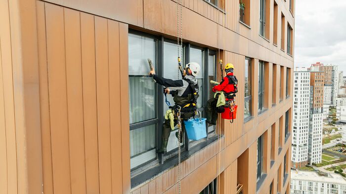 Wait, Window Cleaners Saw THIS?! 37 Hilariously Weird Things From Way Up High
