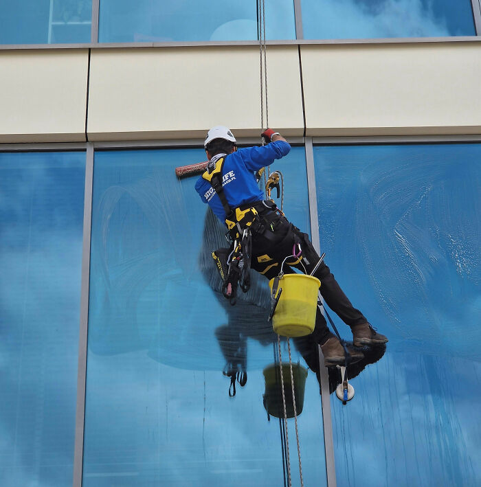 Wait, Window Cleaners Saw THIS?! 37 Hilariously Weird Things From Way Up High