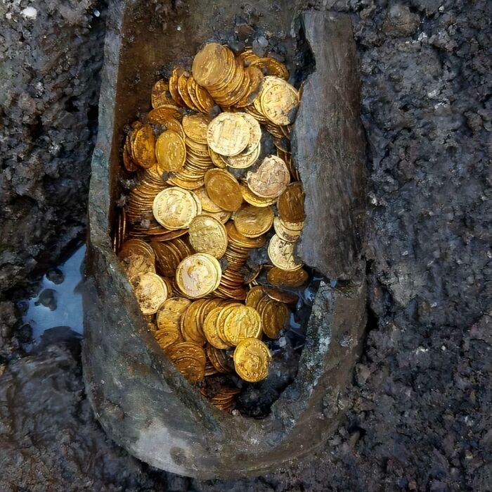 A Container of Hundreds of Roman Gold Coins Found in the Middle of Como, Italy