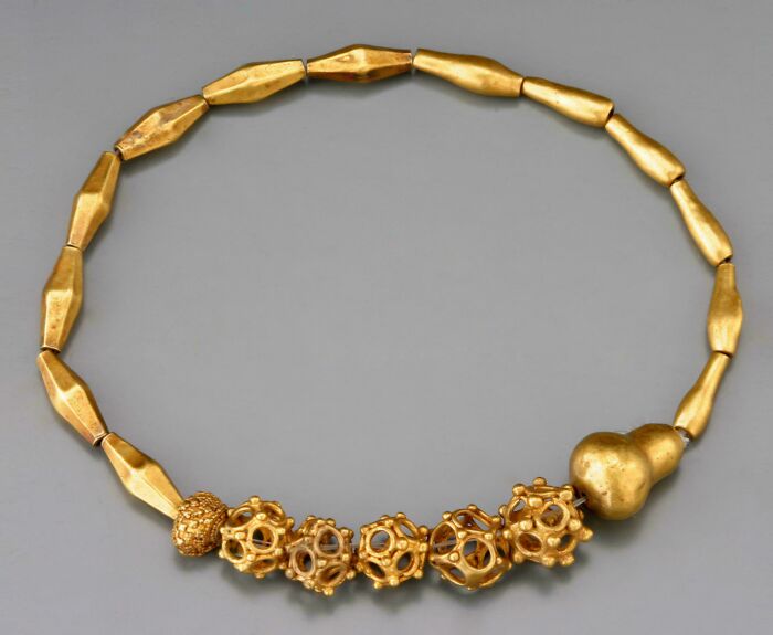 Gold Necklace Found in the Hepu Han Dynasty Cemetery, Now Living it Up in a Chinese Museum