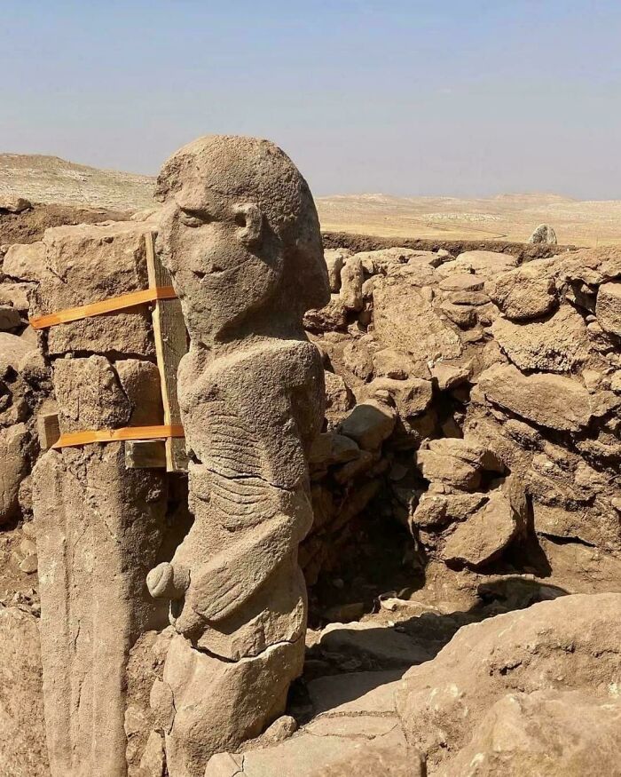 An 11,000-Year-Old, 7 ft 6 in Humanoid Statue Found – That’s One Tall Ancient!