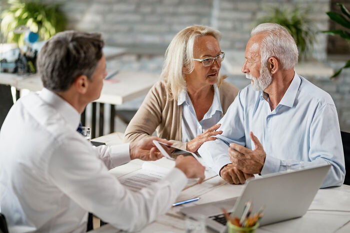 Wait, They Really Stay Together? 31 Wild Reasons Why People Stick It Out In Love-Hate Marriages