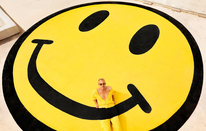 These Hand-Knitted Jumpers Make People Totally Vanish Into Their Backgrounds—You’ve Gotta See It!