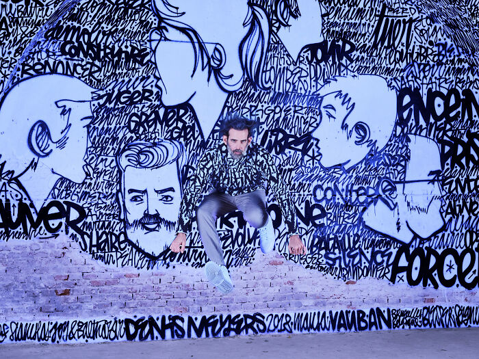 These Hand-Knitted Jumpers Make People Totally Vanish Into Their Backgrounds—You’ve Gotta See It!