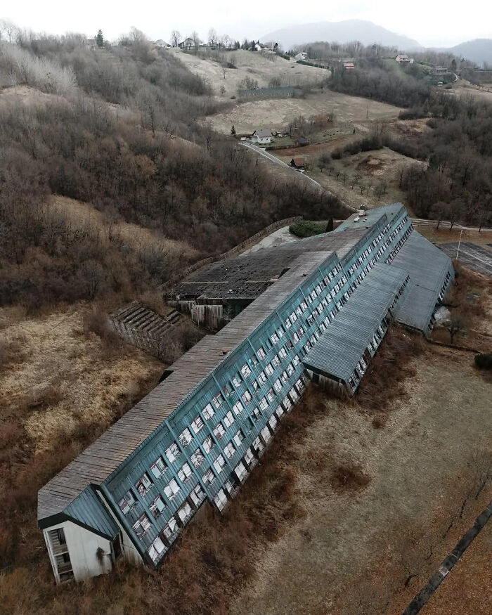 An Abandoned School in Northern Croatia – Spooky and Empty