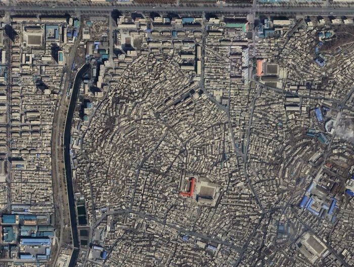 Pyongyang Suburb: Infinite Homes, Zero Road Logic