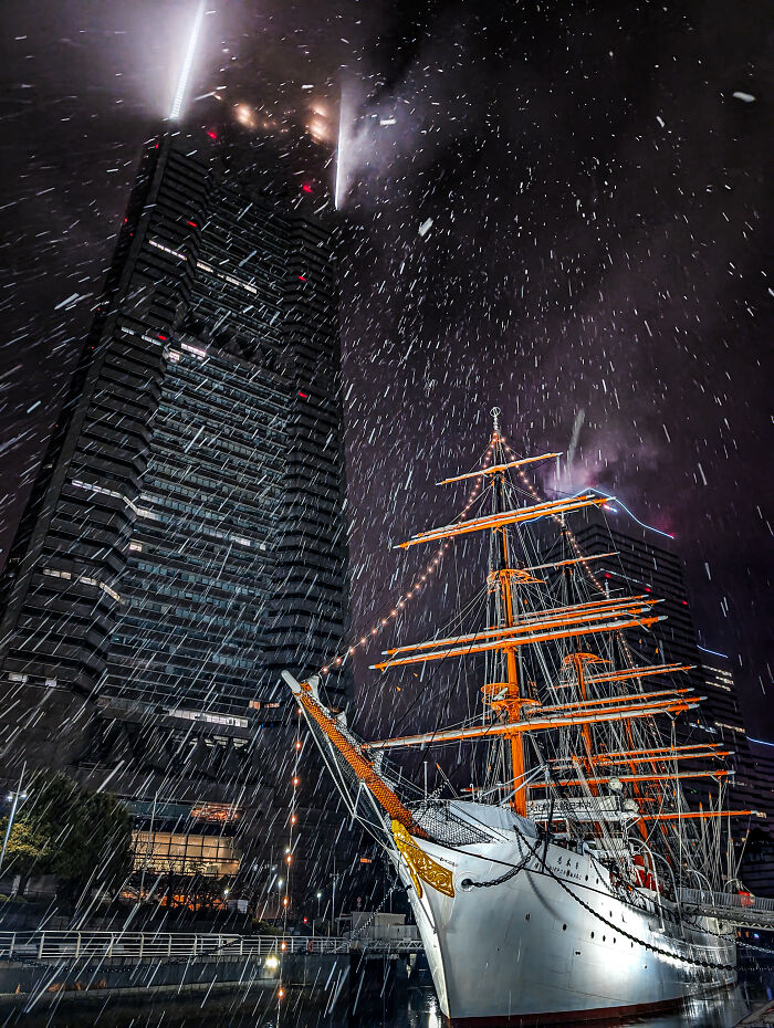 Honorable Mention, Noir: 'Moment Of Snowfall In Minatomirai' by Uesan Aliace