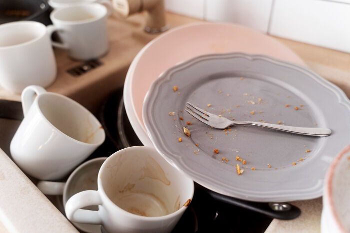 Wait, People Live Like This? 33 Home Horror Stories That’ll Make You Cringe!