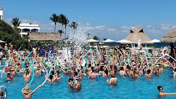 1999 Foam Pool Party Was Absolutely Next Level