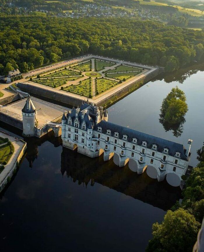 Chenonceau, The French Castle That’s Too Pretty To Be Real