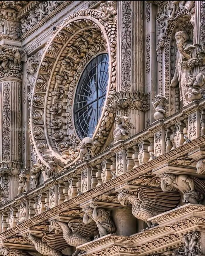 Santa Croce, Italy: Fancy Facade Details