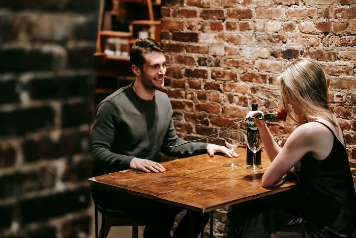 Splitting the bill 50/50 on a first date? Awkward red flag