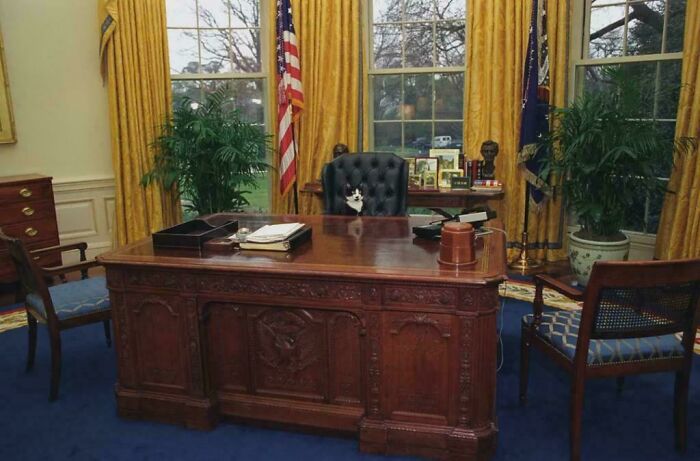 Socks The Cat Holding Court Behind President Clinton’s Desk