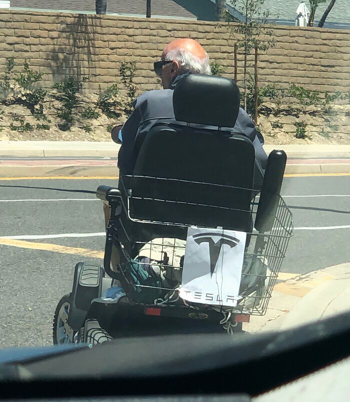 LOL! 45 Elders Who Prove Age Just Makes Humor Wilder