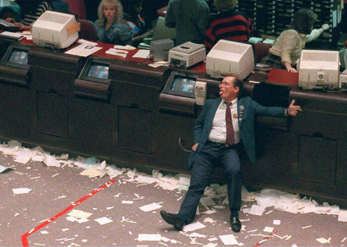 1987 - Wall Street Takes A Dizzying Dive