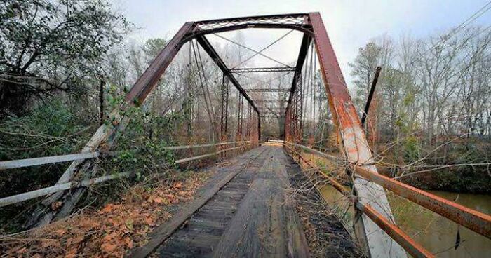 Hell’s Gate Bridge In Alabama: The Road Behind Looks Like Fiery Gates