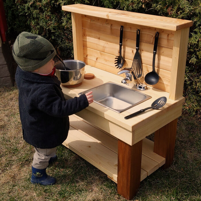 Built a Mud Kitchen From Scrap Wood for Backyard Fun