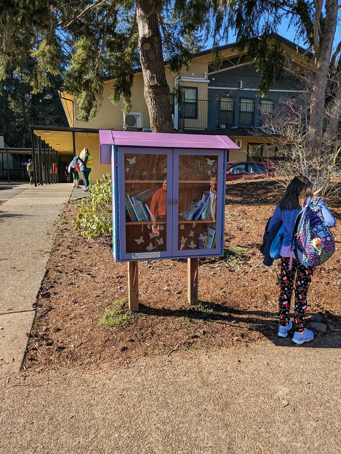 Refurbished a School’s Free Library Because Books Deserve Better