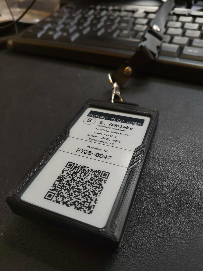 Made an E-Ink Conference Badge with NFC to Share My Portfolio