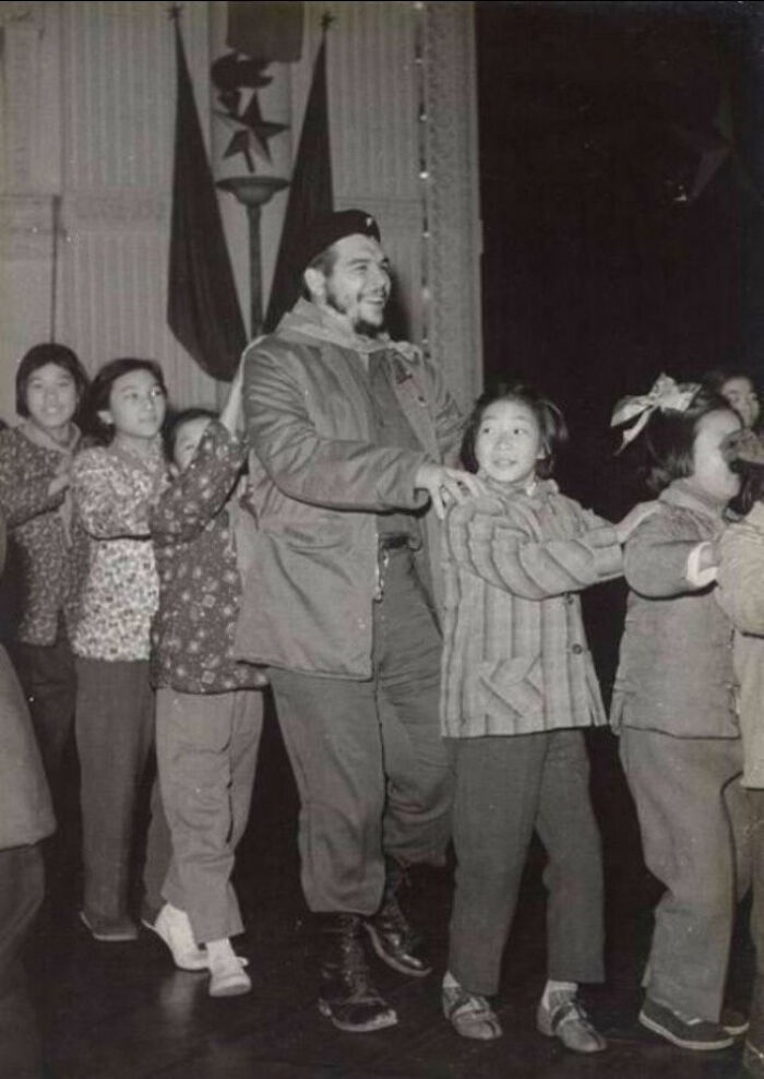 Che Guevara Visits Kindergarten in Shanghai, 1960. Watch Out Kids, Rebel’s in Town!
