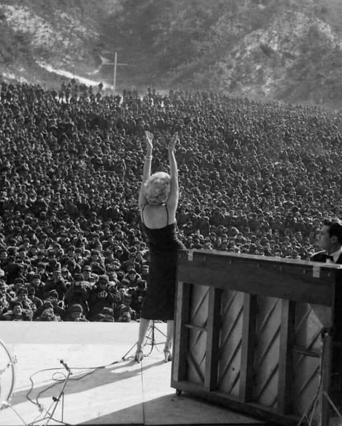 Marilyn Monroe Hosting 100,000 American Troops in Korea, 1954 – Hollywood in Action!