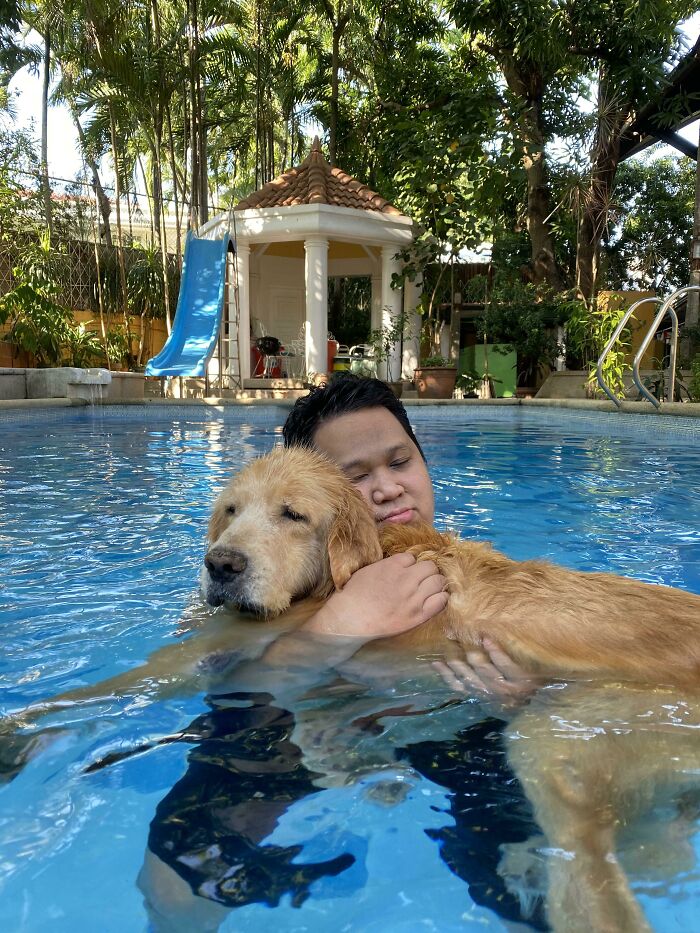 Senior Dog Can’t Swim Alone Anymore So Gets a Helping Paw for His Splash Time