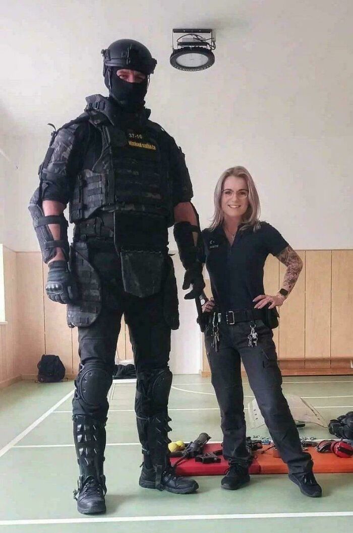 Check Out the Size of This Czech Police Officer – He’s a Giant!