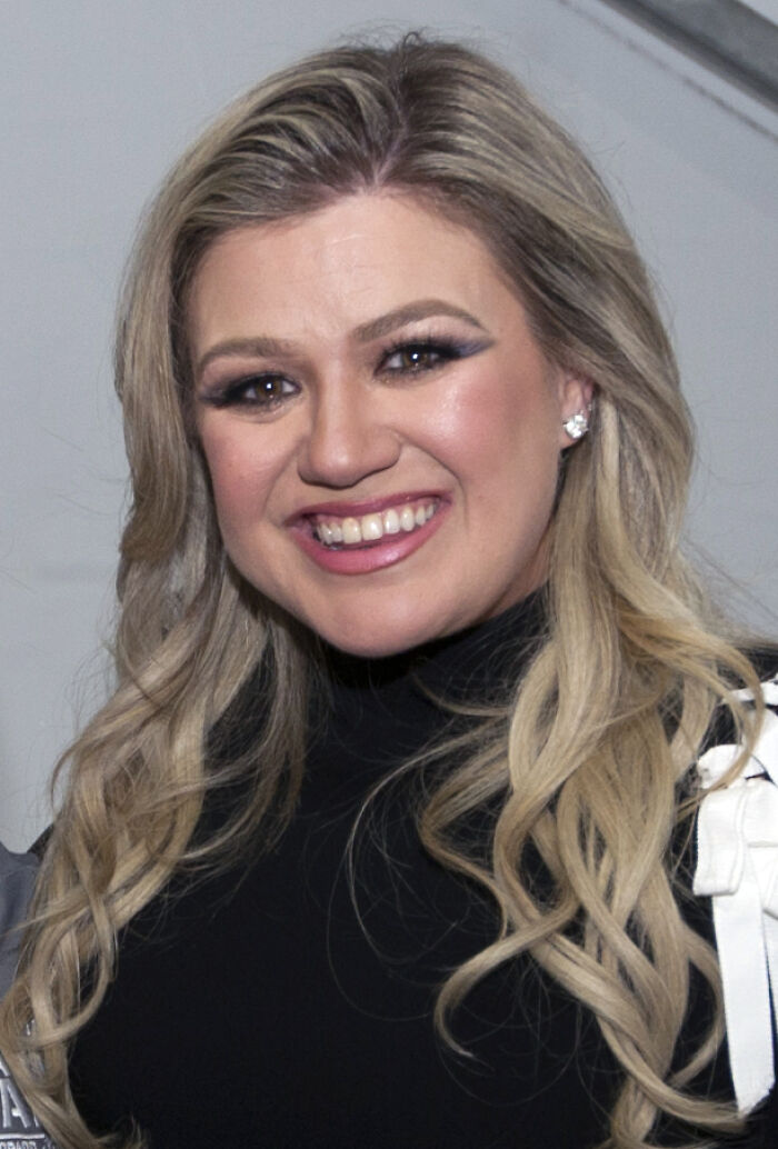 Kelly Clarkson: American Idol Turned Superstar, 44