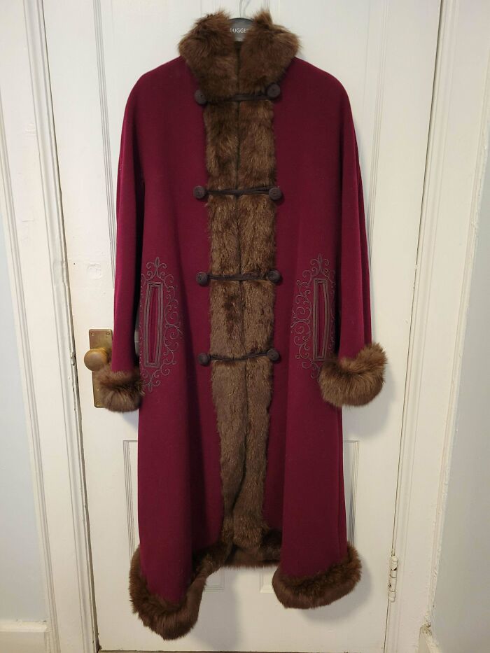 Oscar De La Renta Coat Could Go for $500-$1,000