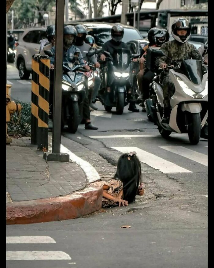 Meet the 'Mole People'—This Woman Crawling Out of a Drain in the Philippines