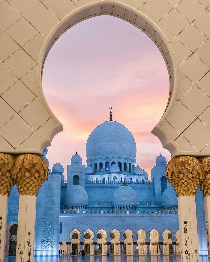 United Arab Emirates, Abu Dhabi - Long Hours, Happy Vibes?