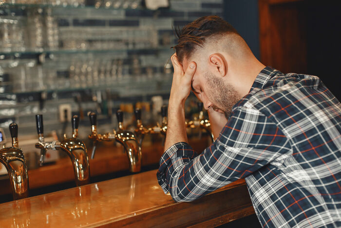 Wait Till You Hear These 40+ Wild Bar Stories That’ll Totally Crack You Up