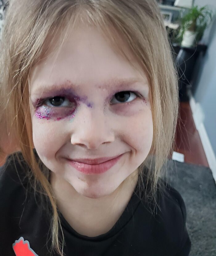 If My Daughter Keeps Doing Eye Makeup Like This, CPS Might Show Up Soon