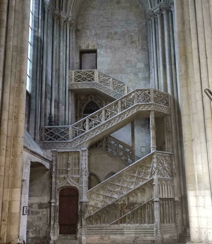 Stairs That Could Win a Style Contest