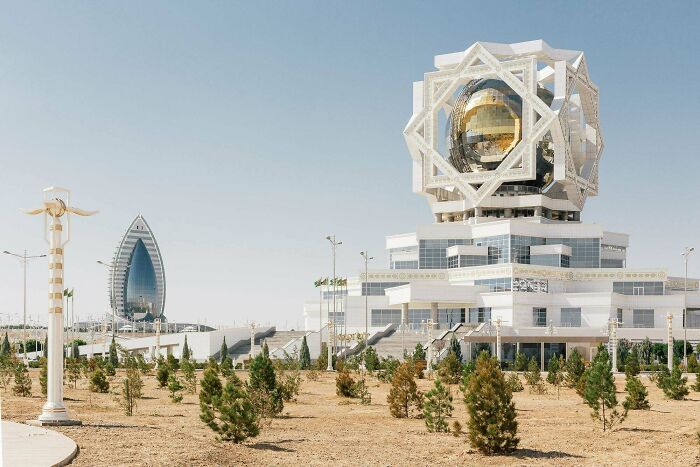 39 Buildings That Are So Cool, You’ll Stop and Stare (Trust Us)