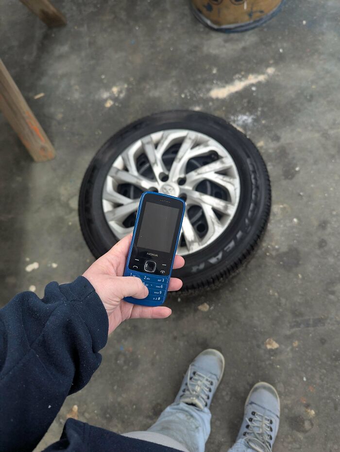 Broke My Smartphone the Same Week I Needed New Brakes—Switched to an Old Nokia and Fixed My Car Myself!