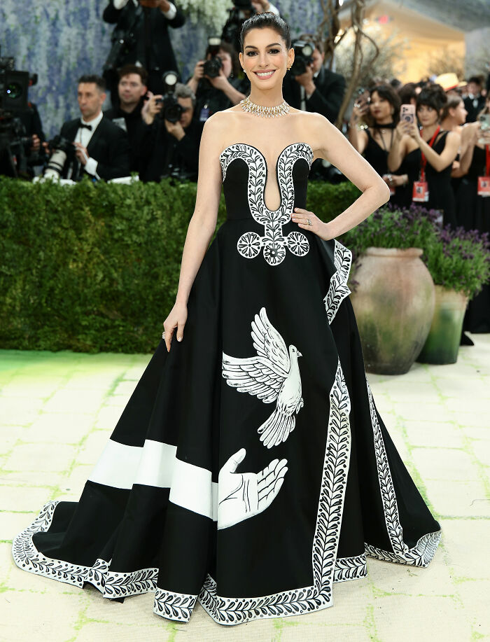 Anne Hathaway Turned into a Greek Urn (Literally)