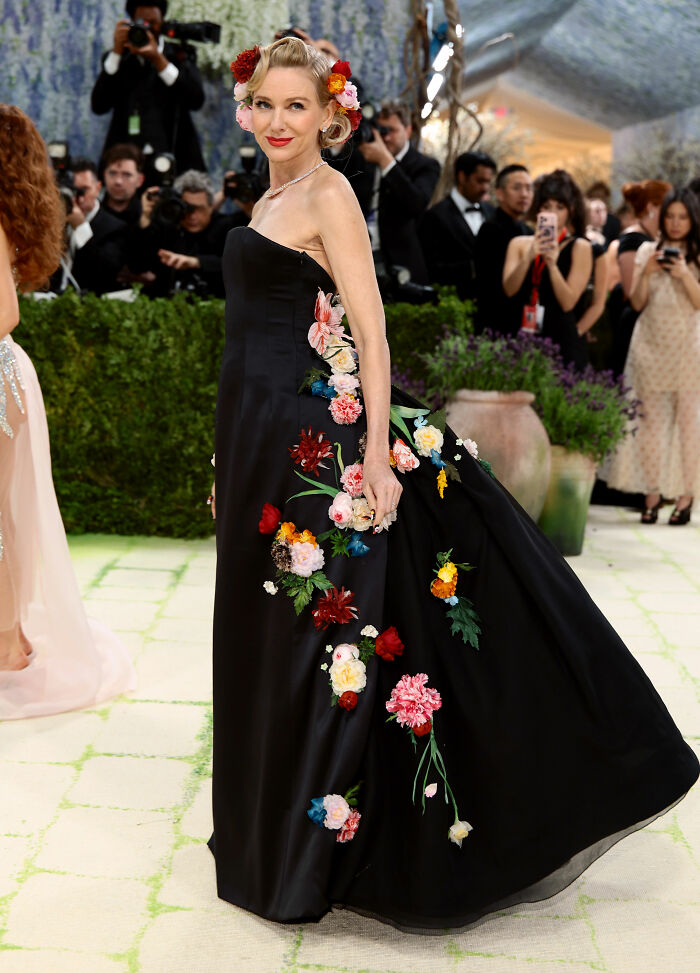 Naomi Watts’s Stylish Met Look