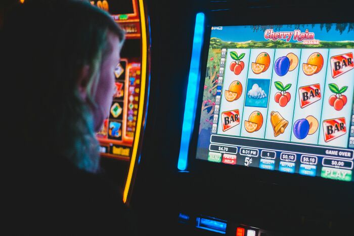 25 Wild Signs That Your Wallet’s Freaking Out (and We Noticed Too)