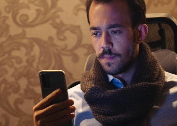 25 Wild Signs That Your Wallet’s Freaking Out (and We Noticed Too)