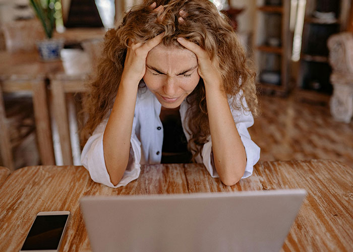 25 Wild Signs That Your Wallet’s Freaking Out (and We Noticed Too)