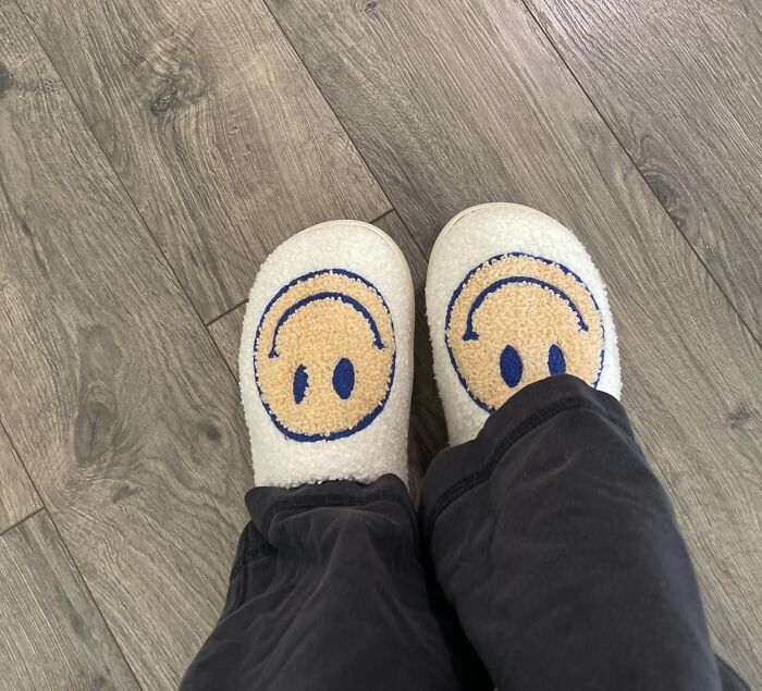 Retro Smiley Face Slippers That Totally Nail Mom’s Sunday Morning Vibes