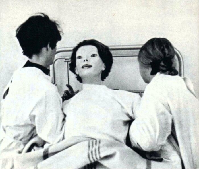 That Spooky ‘Expressionless’ Woman Photo? Totally a Training Dummy