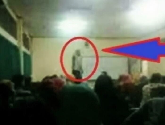 ‘Floating Teacher’ Picture? Just a Hoax from a Study on Fake News