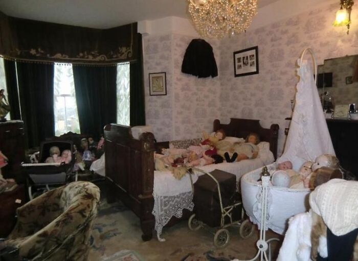 Wait, They Actually Listed These Hilariously Terrible Houses?