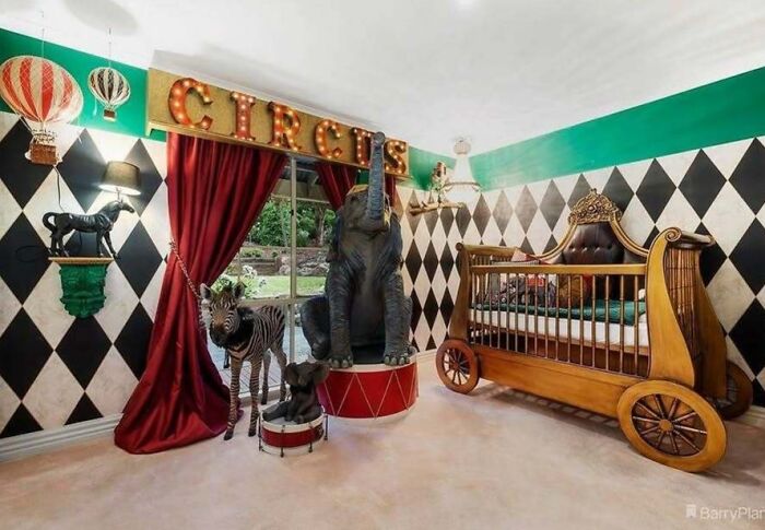 Wait, They Actually Listed These Hilariously Terrible Houses?