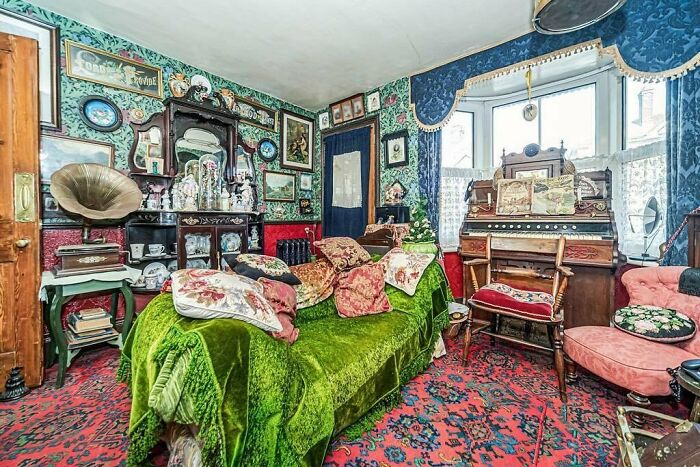 Wait, They Actually Listed These Hilariously Terrible Houses?