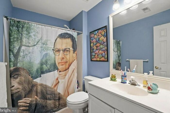 Wait, They Actually Listed These Hilariously Terrible Houses?