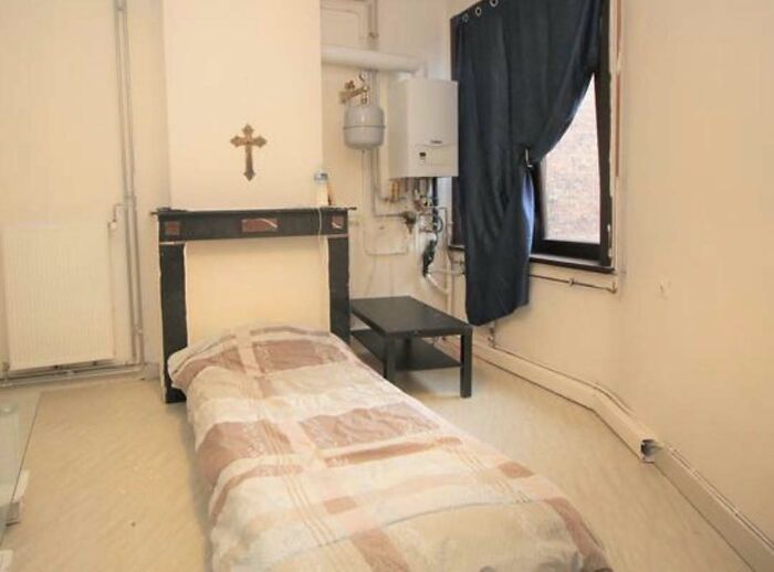 Wait, They Actually Listed These Hilariously Terrible Houses?